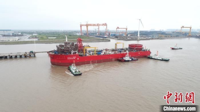 4000吨全回转起重船在江苏启东出坞下水